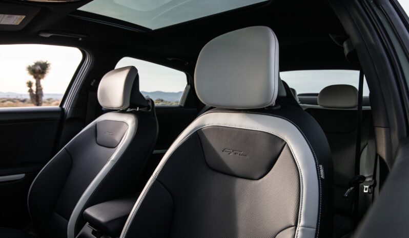 Kia K4 Sedán lleno